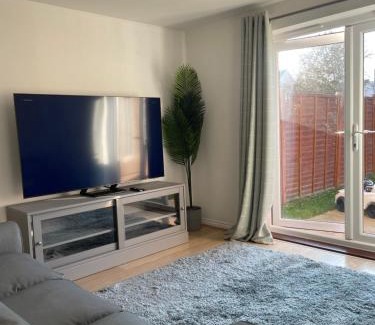 West Thurrock Casa | Large Comfortable Bed with Own Bathroom Free Parking and Wifi in West Thurrock Grays