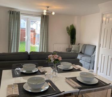 West Thurrock Casa | Large Comfortable Bed with Own Bathroom Free Parking and Wifi in West Thurrock Grays