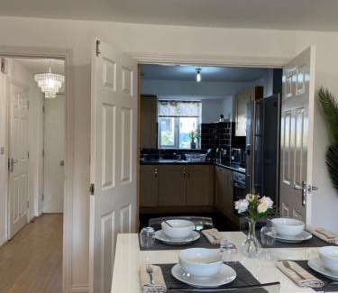 West Thurrock Casa | Large Comfortable Bed with Own Bathroom Free Parking and Wifi in West Thurrock Grays