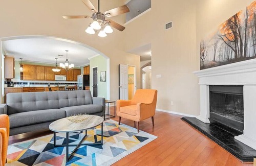 South Arlington Casa | Large Comfy 4BR Retreat/Great Location ~Fam/Group