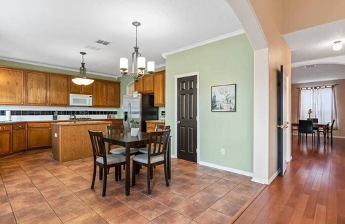 South Arlington Casa | Large Comfy 4BR Retreat/Great Location ~Fam/Group