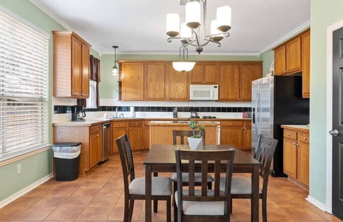 South Arlington Casa | Large Comfy 4BR Retreat/Great Location ~Fam/Group
