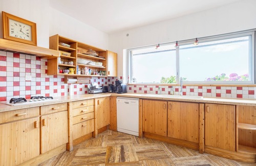 Audierne Villa | Amplia villa contemporánea, justo al borde del agua...