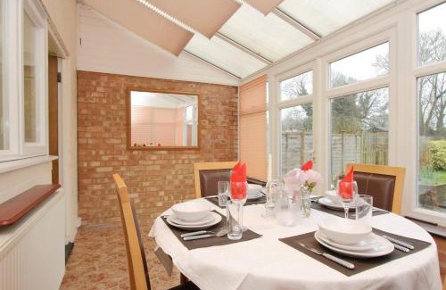 Andover Casa | Large Cosy House Ideal for Corporate Lets