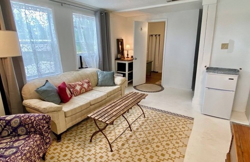 Wewahitchka Casa | Large Cottage Garden House