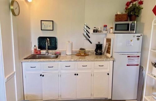 Wewahitchka Casa | Large Cottage Garden House