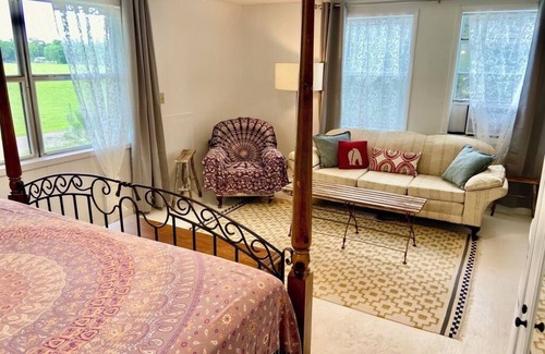 Wewahitchka Casa | Large Cottage Garden House