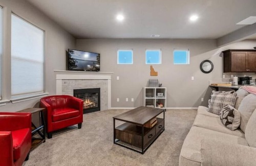 Ponderay Cabaña | Large Cottage Near Downtown, Beach & Skiing #130