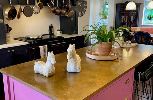 Atworth Casa | Large Country House; Dog-Friendly, Sleeps 12!