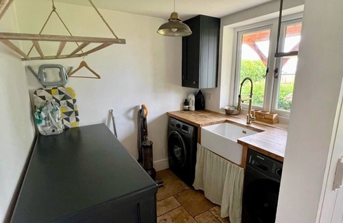 Atworth Casa | Large Country House; Dog-Friendly, Sleeps 12!
