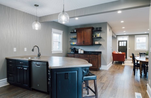 Pella Casa | Large Cozy Home in Heart of downtown Pella