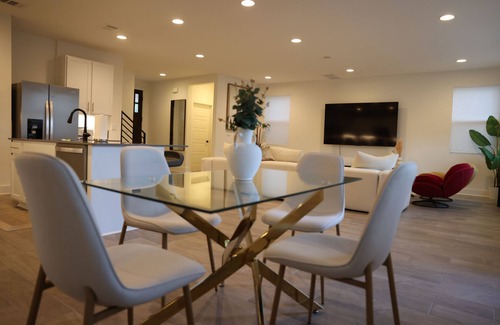Jefferson Center Casa | Large, Cozy Room in Prime Location – Your Perfect Getaway!
