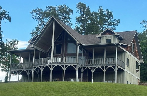 Franklin Casa | LARGE CUSTOM BUILT HOME!!