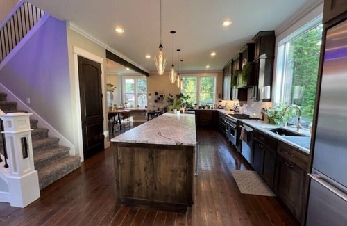 Snohomish Casa | Large Custom Home with a Hot Tub & Spa on 80 acres