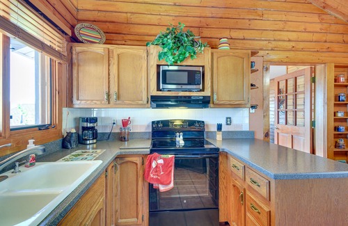 Diamond Valley Casa | Large Deck + Mountain Views: Prescott Getaway!