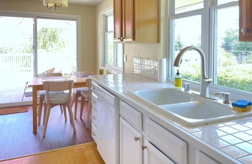 Roxhill Casa | Large Deck, View, Yard, Family + Pet Friendly
