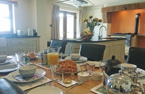 Llangammarch Wells Cabaña | Large detached property with an enclosed garden, perfect for children and pets to enjoy.