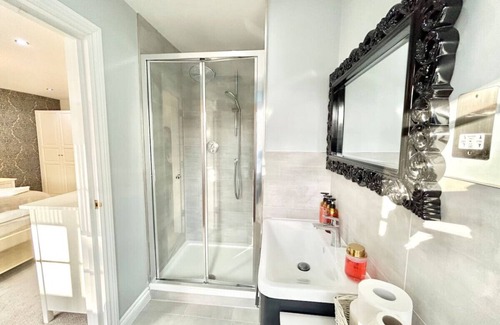 Edgware Casa | Large Detached House - London