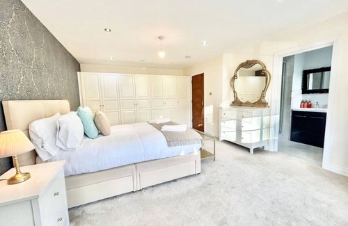 Edgware Casa | Large Detached House - London