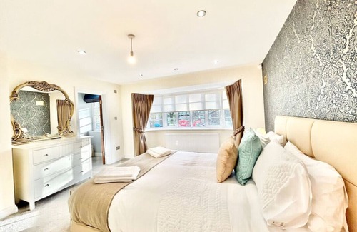 Edgware Casa | Large Detached House - London