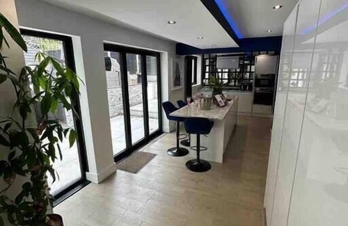 Liverpool Casa | Large detached House Woolton, Families, FREE Parking, Massage, BBQ, Playroom +++