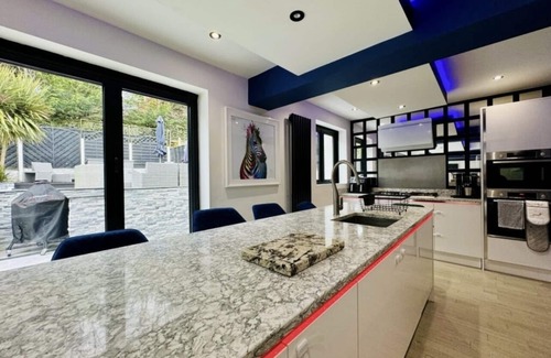 Liverpool Casa | Large detached House Woolton, Families, FREE Parking, Massage, BBQ, Playroom +++