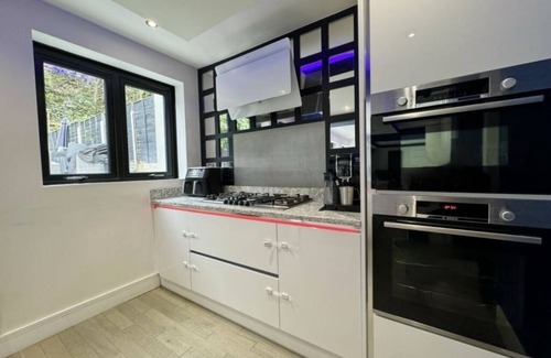 Liverpool Casa | Large detached House Woolton, Families, FREE Parking, Massage, BBQ, Playroom +++
