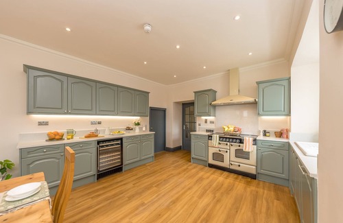 Ty Croes Cabaña | Large Detached Property Walking Distance To The Beach | Llywelyn-Fawr