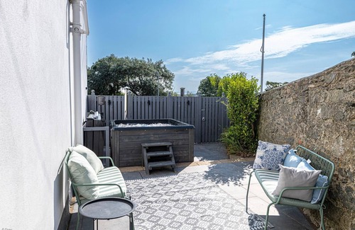 Ty Croes Cabaña | Large Detached Property Walking Distance To The Beach | Llywelyn-Fawr