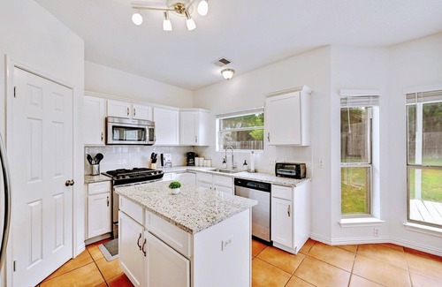 Wells Branch Casa | Large Dog Friendly House w/ Fenced yard! Sleeps 14