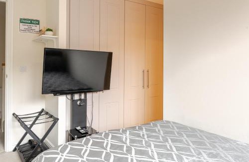 Swindon Casa | Large Double Room & Private EnSuite Bathroom, Badbury Park, Swindon, Near Great Western Hospital