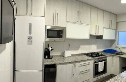El Port Apartamento | Large Apartment Near Fira and City Center