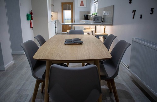 Merthyr Tydfil Casa | Large family Bungalow, parking & Bike Store BPW
