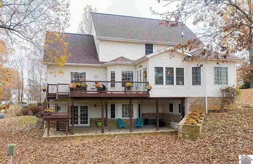 Kuttawa Casa | Large family home at LAKE BARKLEY sits on a 2.3 acre lot!