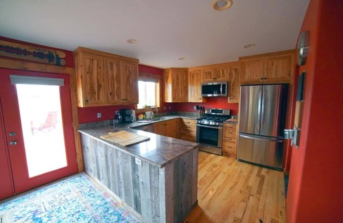 Driggs Casa | Gran casa familiar con vistas completas a los Teton y jacuzzi.