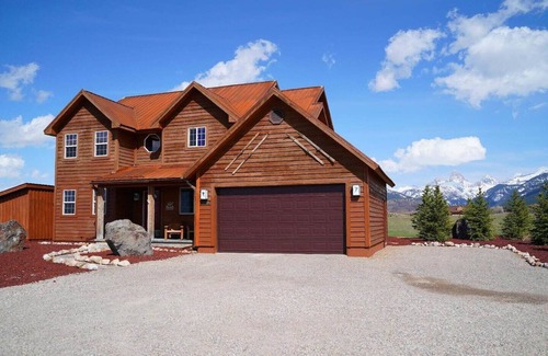 Driggs Casa | Gran casa familiar con vistas completas a los Teton y jacuzzi.
