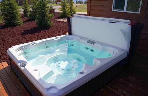 Driggs Casa | Gran casa familiar con vistas completas a los Teton y jacuzzi.
