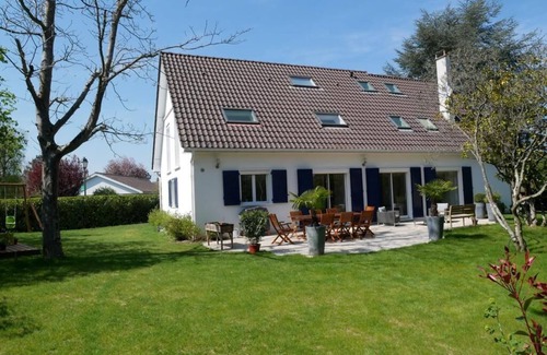 Plaisir Casa | Large family home with garden and heated pool - 30 min from Paris