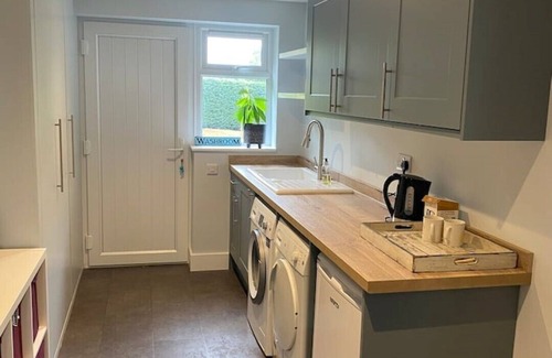 Farnham Apartamento | Large Family Home With Heated Pool, Private Garden & Yoga Studio / gym