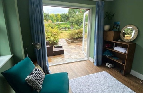 Farnham Apartamento | Large Family Home With Heated Pool, Private Garden & Yoga Studio / gym