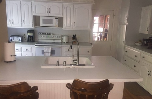 Macatawa Casa | Gran casa familiar con piscina privada y bañera de hidromasaje en el lote muy arbolado