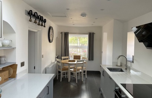 Bacton Casa | Large family house with private indoor heated pool in walking distance to beach.