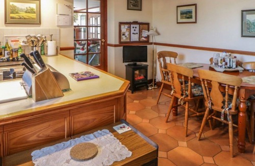 Alford Casa | Large family or group home, 7 Bedrooms with Hot Tub & BBQ House