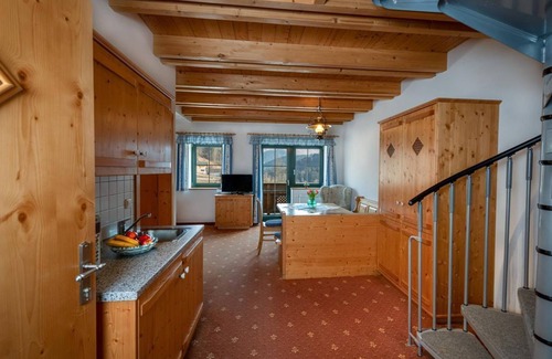 Rossleithen Apartamento | Large family room with shower, bath, toilet - Ferienhotel Gut Enghagen