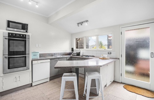 Miramar Casa | Large family sized pet-friendly accommodation with backyard in MIRAMAR, WGTN