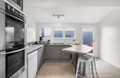 Miramar Casa | Large family sized pet-friendly accommodation with backyard in MIRAMAR, WGTN