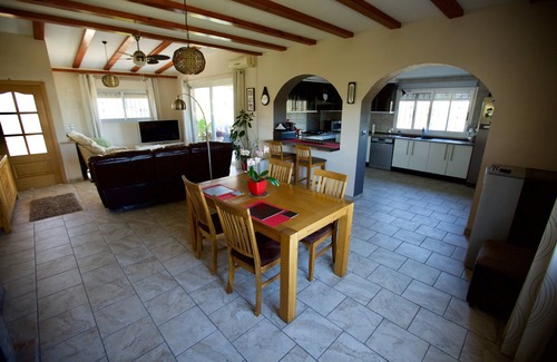 Navarres Villa | Gran villa junto al lago de agua dulce y playa con piscina privada