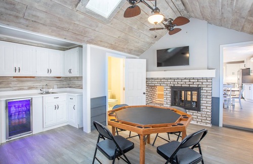 Zionsville Otro | Large Farmhouse w/Hot Tub - Close to it All