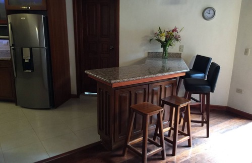 San Sebastian Condominio | Condominio ejecutivo grande de 3 dormitorios totalmente amueblado