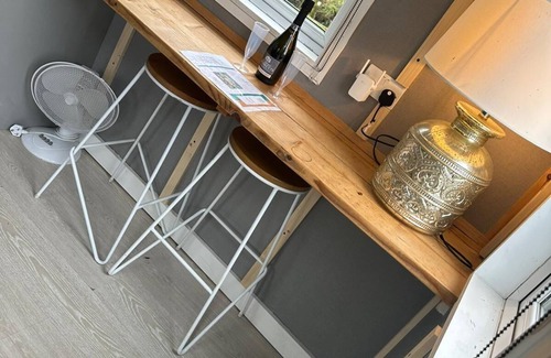 Llanfair Caereinion Cabina | Large Glamping Hut - Riverview 13